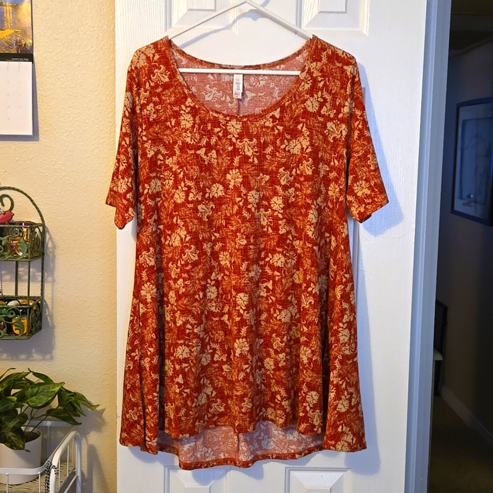 LulaRoe Perfect Tee-Medium
